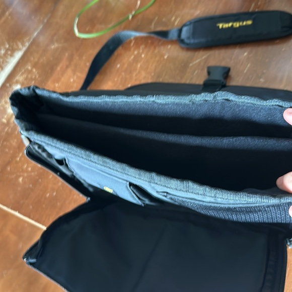 Targus TSM148-50 CityGear Mini Messenger Shoulder Bag Tablet Ipad Notebook Case - Picture 3 of 4